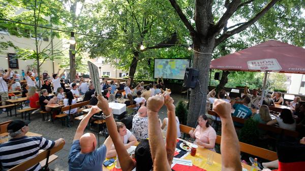 Die Landbierparadiese in der Sterzinger Straße und in der Leipziger Straße beglücken Fußball-Fans mit der Übertragung sämtlicher EM-Spiele. Je nach Wetterlage werden die Matches im Außen- oder Innenbereich gezeigt.