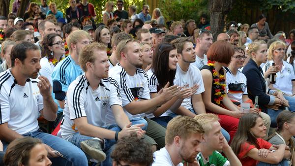 Kellerbühne und Biergarten des E-Werk werden während der EM zu Fußball-Arenen. Die Kulturstätte zeigt alle Spiele der Nagelsmänner und auch beide Halbfinals sowie das Finale - egal, ob Deutschland noch dabei ist oder nicht. Bei den Deutschland Spielen sind sogar alle Räume des E-Werks geöffnet.