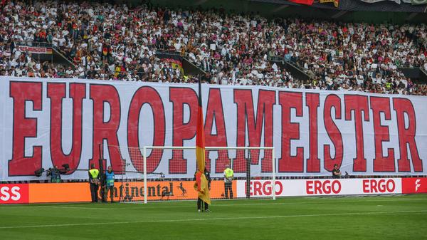 Seit Ende April hat der Nürnberger Stadtstrand auf der Insel Schütt geöffnet. In der Sommeroase mitten in der City lässt es sich hervorragend relaxen. Die Spiele des deutschen Teams laufen hier an bestimmten Stellen, sodass ein Großteil vom Lieblingsstrand davon unbetroffen bleibt. Gegebenenfalls wird man auch K.O.-Spiele zeigen.
