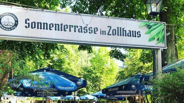 Der Zollhaus Biergarten im Nürnberger Süden überträgt das Eröffnungsspiel am 14. Juni auf Großbildleinwand. Bei schlechtem Wetter weicht man auf Scheune und Villa aus. Auch die Matches gegen Ungarn (19.6.) und die Schweiz (23.6.) zeigt man. Ab dem Achtelfinale sind alle Paarungen im Zollhaus Biergarten zu sehen.