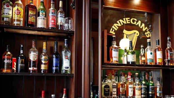 Das Finnegan's Harp in der Königstraße ist bestens bekannt als Location für Sportübertragungen. Daher laufen hier natürlich auch alle EM-Spiele auf mehreren Bildschirmen. Wie für ein Irish Pub üblich, kann man sich während der Matches mit frisch gezapftem Bier und typischem Essen von der Insel stärken.