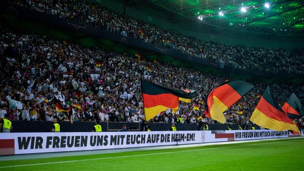 Auf der Piazza des adidas Outlets in Herzogenaurach rollt während der EM der Ball. Übertragen werden alle drei Vorrundenspiele der deutschen Truppe. Weitere Infos zu den Events auf der Piazza finden Sie hier.