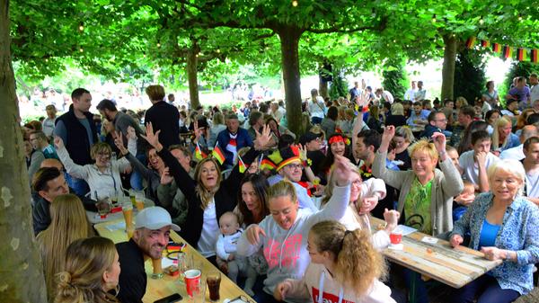 "Alle Spiele - alle Tore" lautet das Motto im Glockenkeller in Forchheim. Die Location zeigt sämtliche Matches auf Großbildleinwand in Full HD Qualität. Außerdem kann man in einer Kicktipp-Gruppe feine Gewinne abstauben.