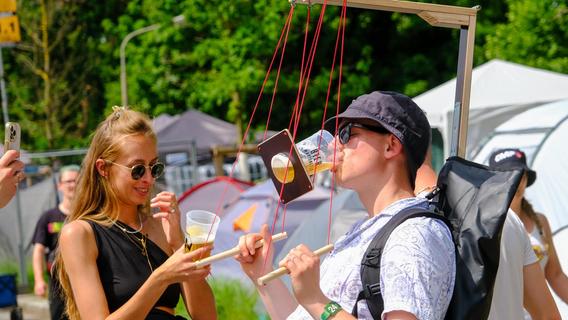 Taktieren statt Trichtern: „Biermarionette“ aus Zirndorf sorgt bei Rock im Park für Erheiterung