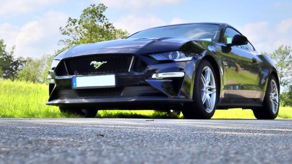 Zaun durchtrennt: Diebe stehlen zwei Mustangs von Zirndorfer Autohändler
