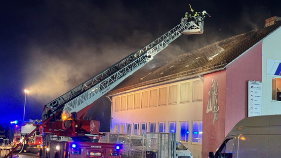 Feuerwehr erneut ausgerückt: Löscharbeiten am Haus im Nürnberger Westen dauern an
