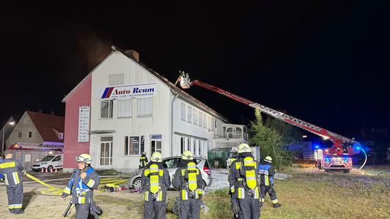 Hoher Sachschaden: Dachstuhlbrand im Nürnberger Westen - Warnapp ausgelöst