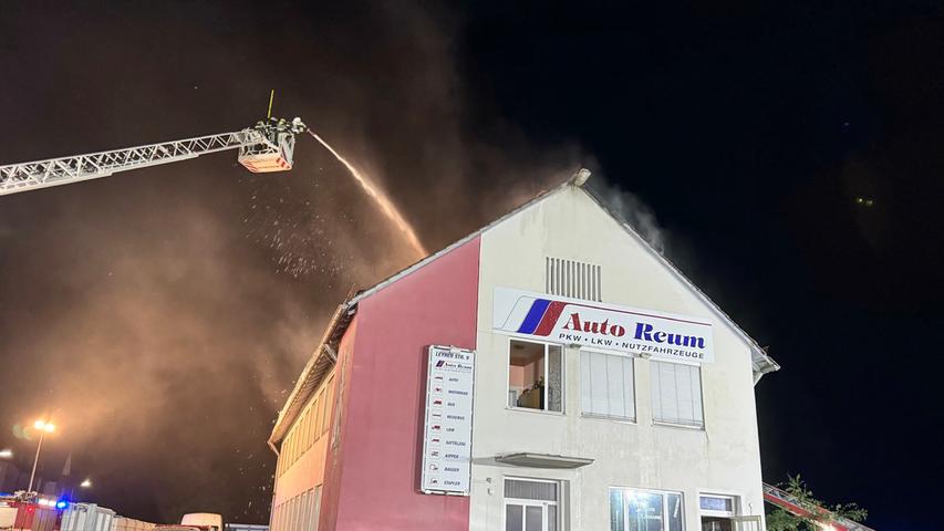 Hoher Sachschaden: Dachstuhlbrand im Nürnberger Westen - Warnapp ausgelöst