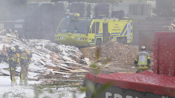 200 Kubikmeter Müll in Flammen - Großeinsatz der Feuerwehr auf Recyclinghof in Franken