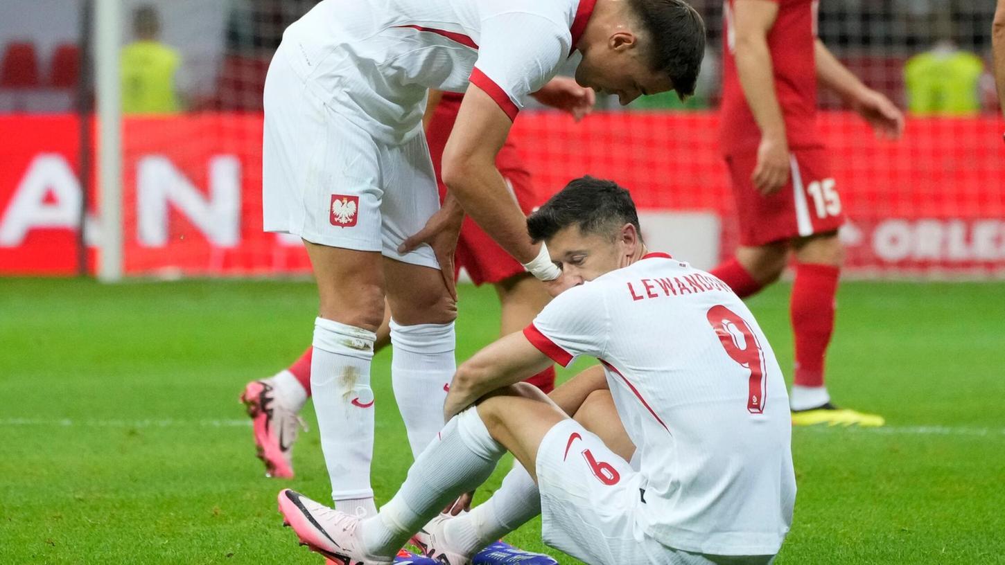 Polens Robert Lewandowski musste verletzt ausgewechselt werden.