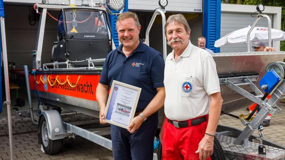 Bootstaufe: Die Fürther Wasserwacht kann jetzt mit Rettungsboot „Olaf“ helfen