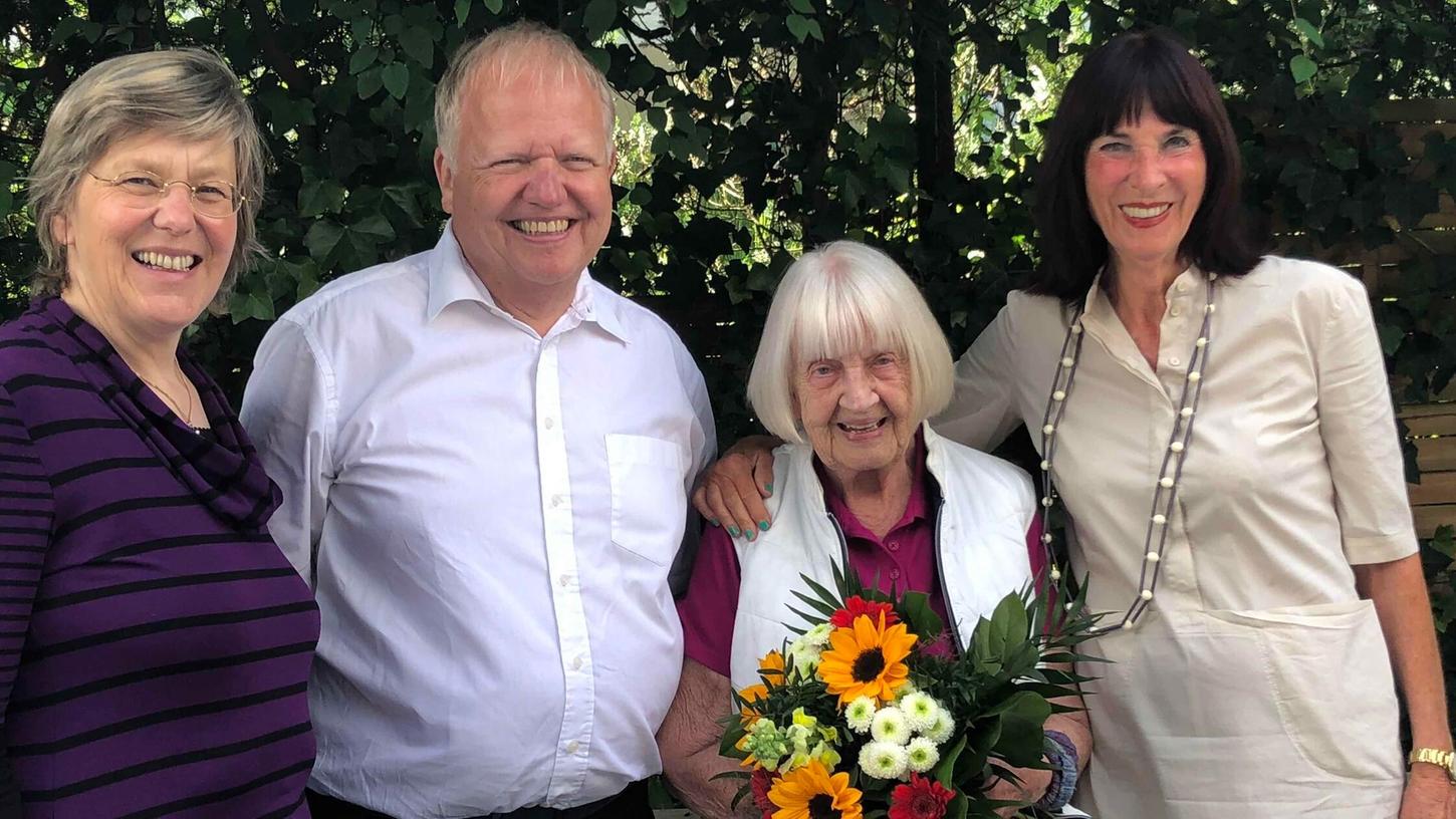 Stadträtin Rosie Egelseer-Thurek (r.) überbrachte Evamarie Gröschel (2.v.r.) die Glückwünsche der Stadt Erlangen. Stadträtin Rosie Egelseer-Thurek (r.) überbrachte Evamarie Gröschel (2.v.r.) die Glückwünsche der Stadt Erlangen.