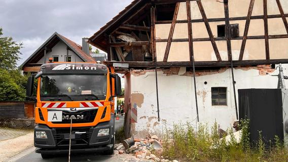 Einsturzgefahr: Müllauto reißt Balken und Mauerwerk aus Fachwerkhaus in Oberfranken