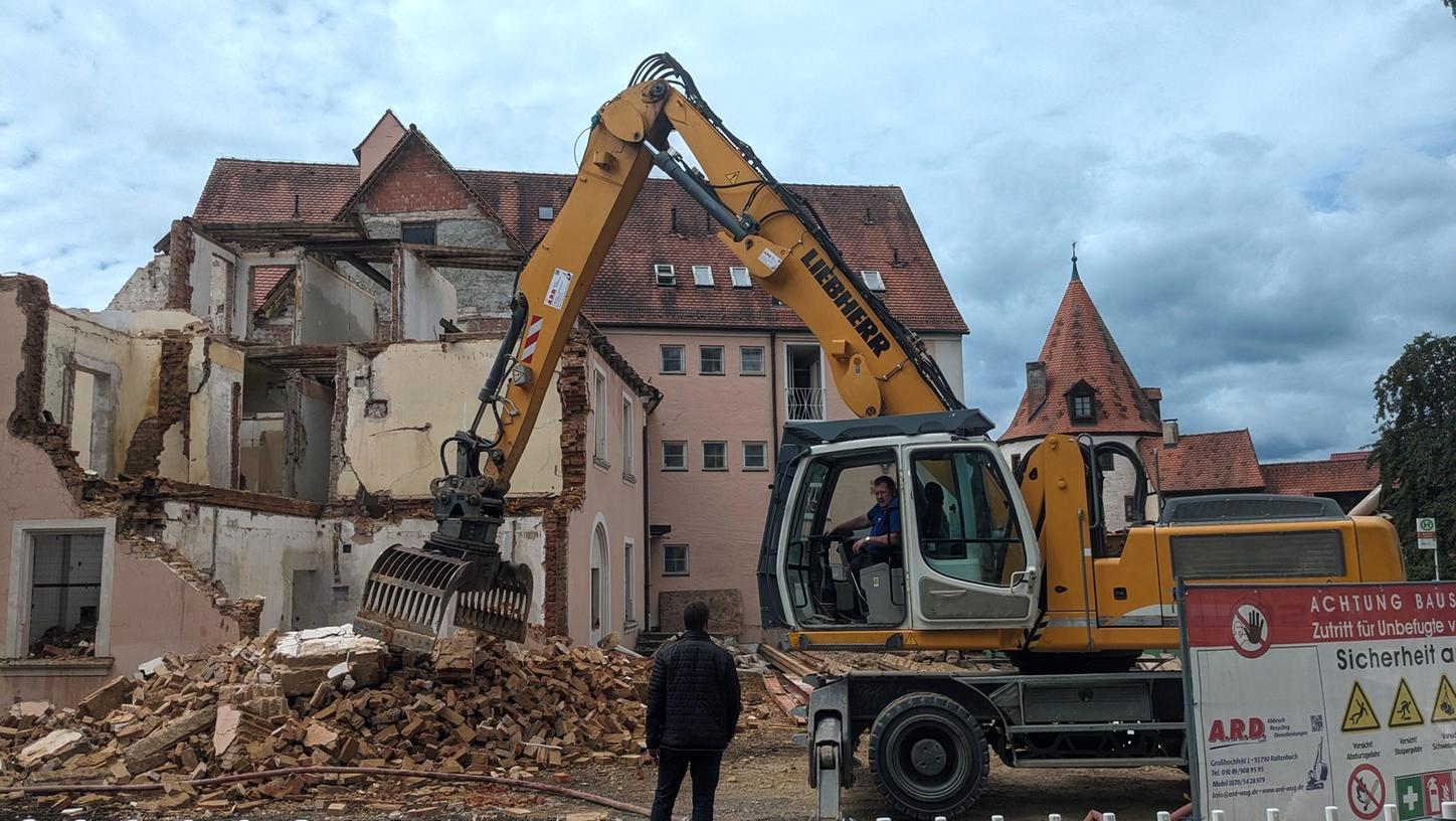 Entkernt, Dach abgedeckt: Nun wird das Gebäude abgerissen. An dessen Stelle wird ein Neubau errichtet. Entkernt, Dach abgedeckt: Nun wird das Gebäude abgerissen. An dessen Stelle wird ein Neubau errichtet.