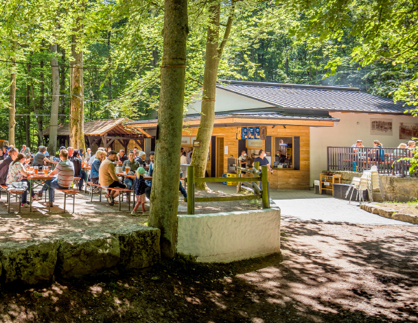 Auch die Wirtschaft Zum Löwenbräu lädt zum EM-Public-Viewing nach Adelsdorf. Bei gutem Wetter wird jedes Deutschland-Spiel auf der Großleinwand auf dem Felsenkeller übertragen. Auch das Halbfinale sowie das Finale wird dort zu sehen sein. 
