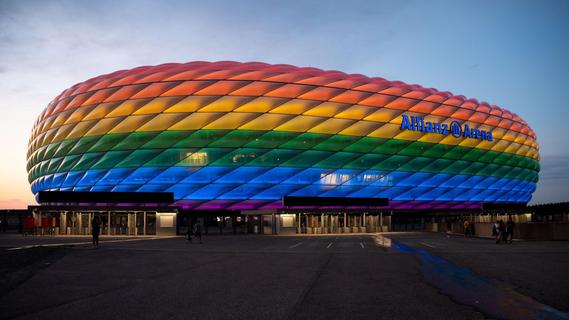 Münchner Arena an zwei EM-Tagen in Regenbogenfarben
