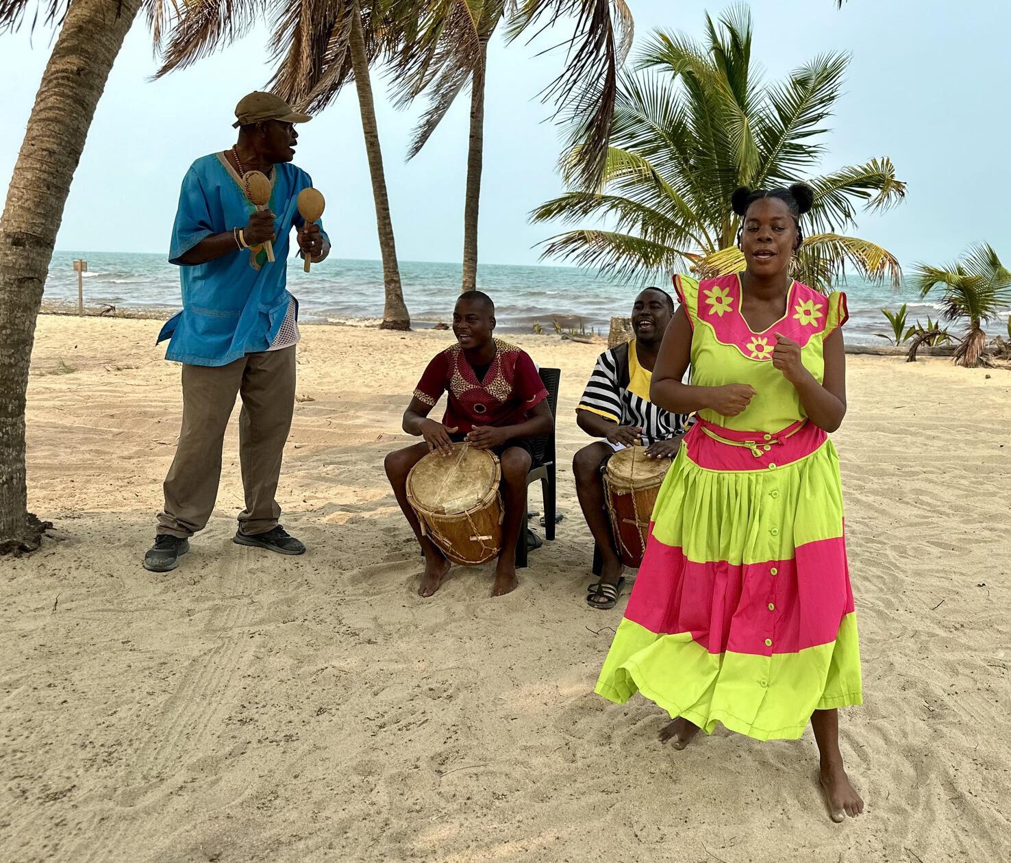 Bis heute leben Garifuna in Belize, die hier am Strand von Hopkins den Punta zeigen - eine Art Musik-, und Tanzstil.