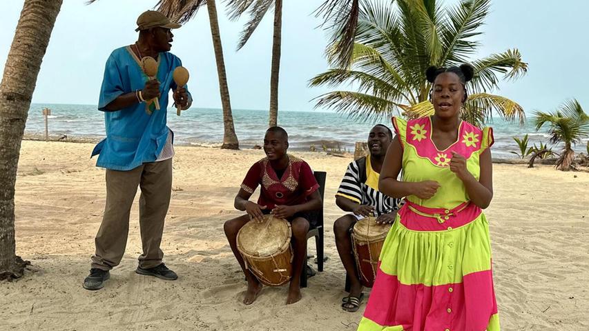 Bis heute leben Garifuna in Belize, die hier am Strand von Hopkins den Punta zeigen - eine Art Musik-, und Tanzstil.