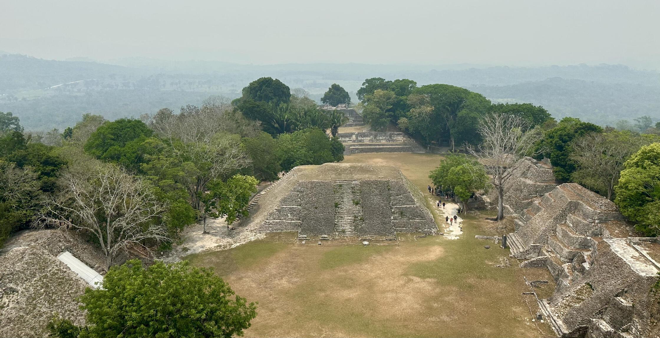 Die Maya-Ruinen Xunantunich befinden sich in der nähe der Stadt San Ignacio und umfasst über 25 Tempel- und Palastbauten.