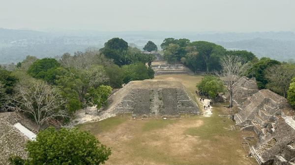 Die Maya-Ruinen Xunantunich befinden sich in der nähe der Stadt San Ignacio und umfasst über 25 Tempel- und Palastbauten.
