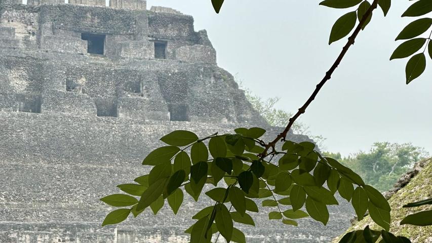 Die Maya-Ruinen Xunantunich befinden sich in der nähe der Stadt San Ignacio und umfasst über 25 Tempel- und Palastbauten.