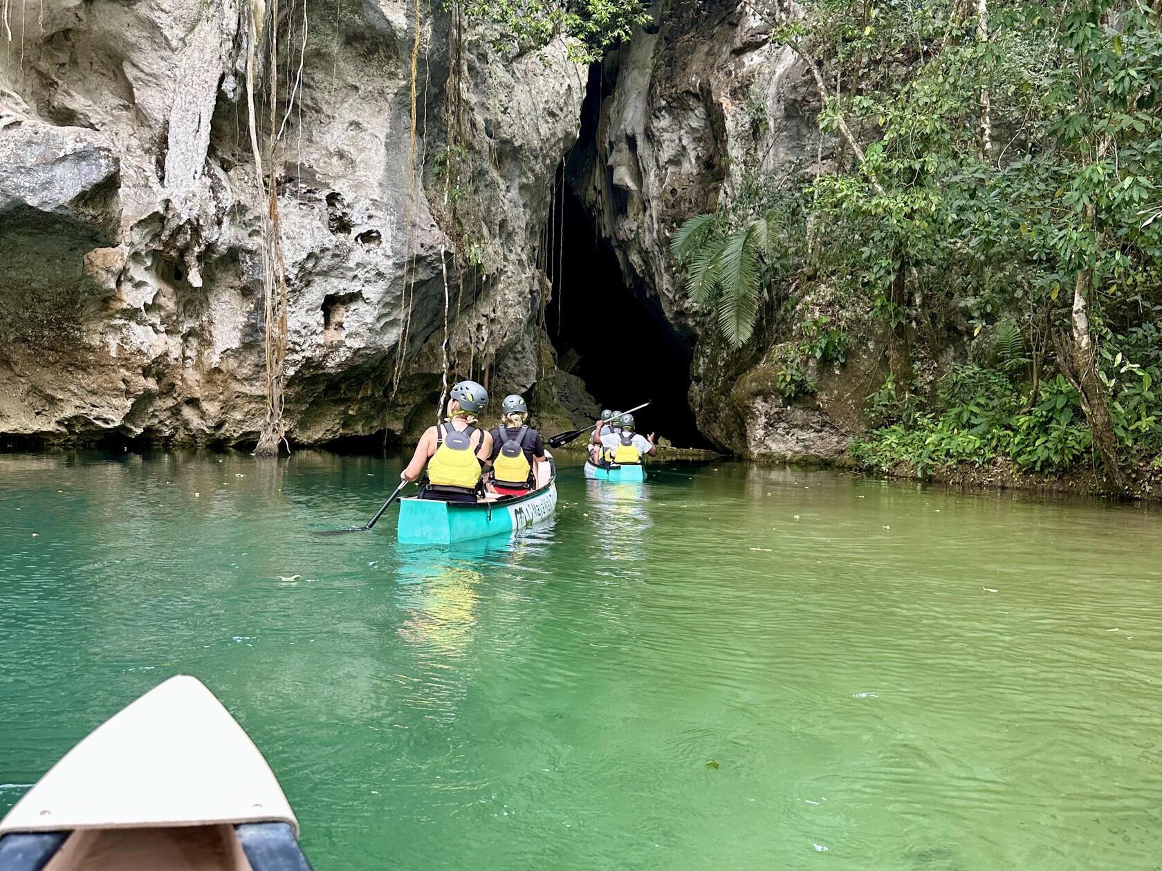 Die Barton-Creek Cave lässt sich mit einem Kanu erkunden und birgt bis heute alte Maya-Schätze.