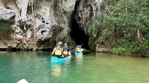 Die Barton-Creek Cave lässt sich mit einem Kanu erkunden und birgt bis heute alte Maya-Schätze.