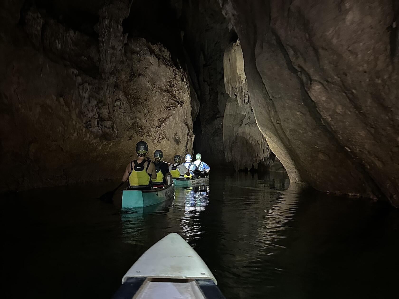 Die Barton-Creek Cave lässt sich mit einem Kanu erkunden und birgt bis heute alte Maya-Schätze.