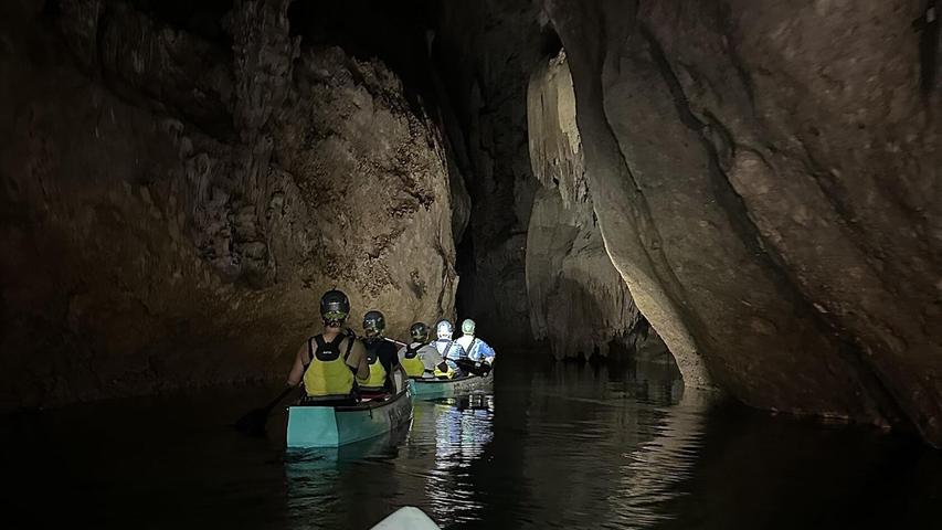 Die Barton-Creek Cave lässt sich mit einem Kanu erkunden und birgt bis heute alte Maya-Schätze.