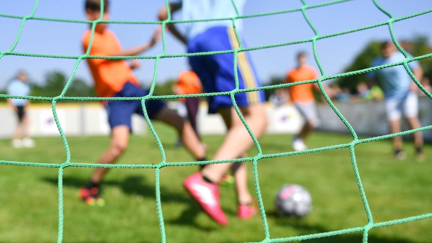 Frische Luft und viel Bewegung: Beim Fußball können sich Kinder richtig austoben.