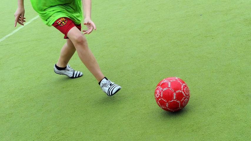 Wie das Fußballtraining abläuft, hängt vom Alter der Kinder ab.