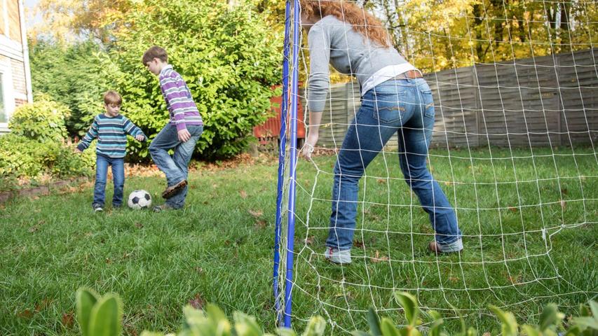 Eltern können ihre Kinder beim Fußballspielen unterstützen.
