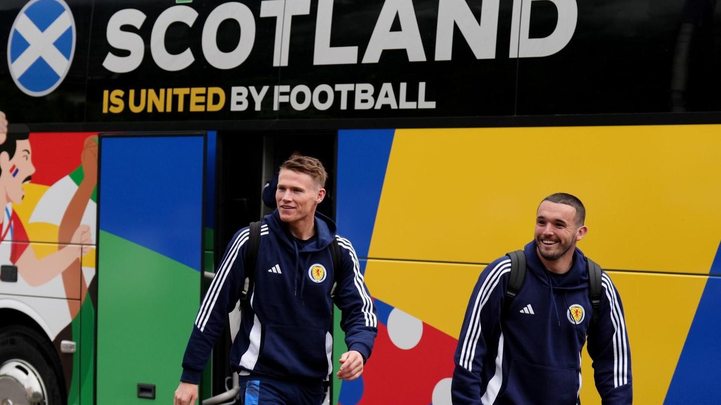 Die Schotten Scott McTominay (l) und John McGinn freuen sich auf das EM-Spiel gegen Deutschland.