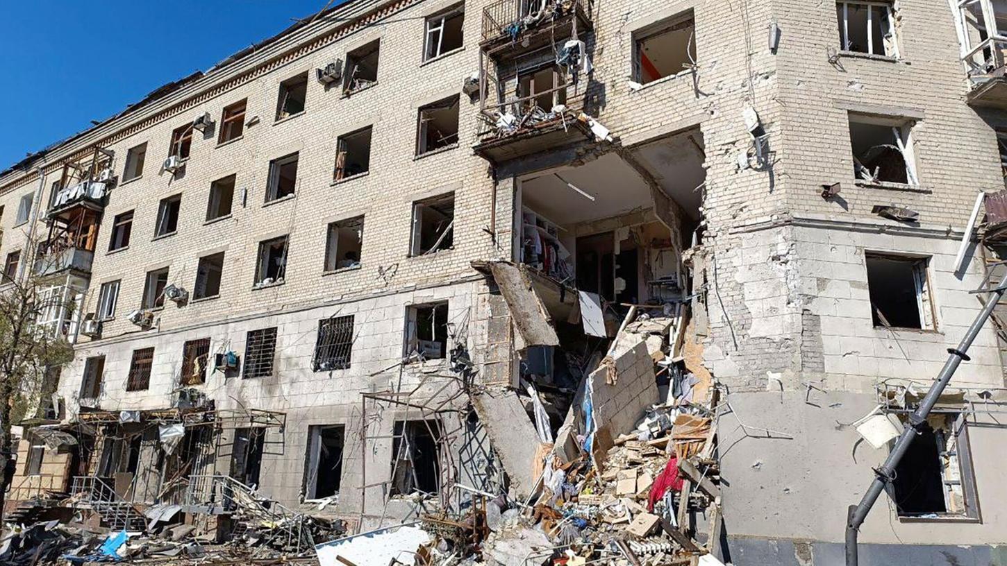In Charkiw in der Ukraine werden immer wieder Wohnhäuser bei russischen Angriffen von Fliegerbomben getroffen und beschädigt.