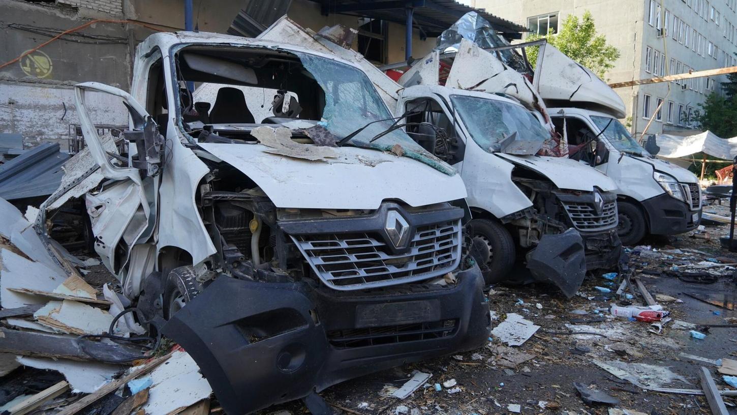 Beschädigte Lieferfahrzeuge nach einem russischen Angriff in Charkiw.