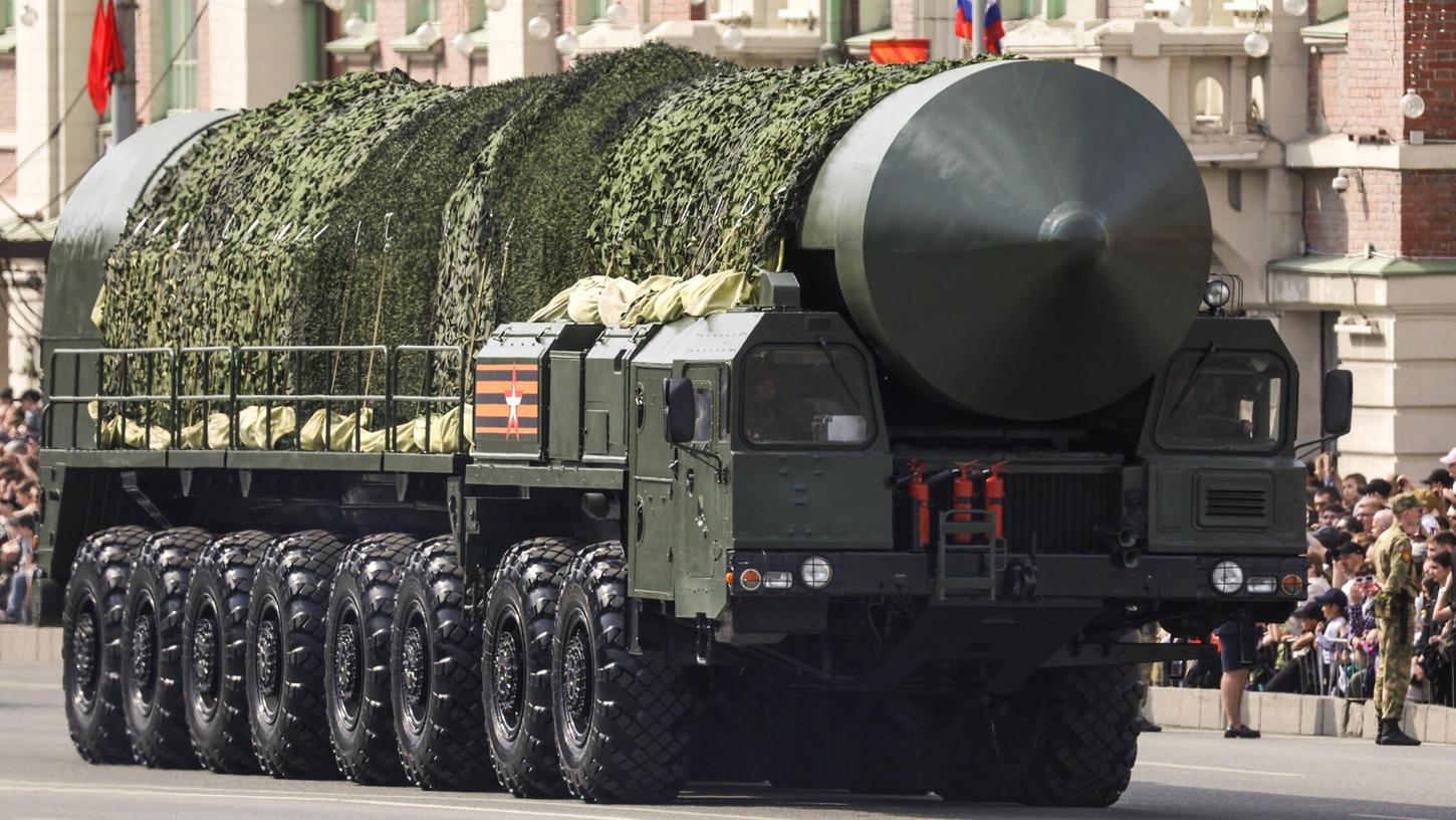 Kremlchef Wladimir Putin erinnerte bei dem Aufmarsch von 11.500 Soldaten, darunter Teilnehmer seines Kriegs gegen die Ukraine, an den Heldenmut der Roten Armee, die Europa damals von der Diktatur Adolf Hitlers befreite. Kremlchef Wladimir Putin erinnerte bei dem Aufmarsch von 11.500 Soldaten, darunter Teilnehmer seines Kriegs gegen die Ukraine, an den Heldenmut der Roten Armee, die Europa damals von der Diktatur Adolf Hitlers befreite.