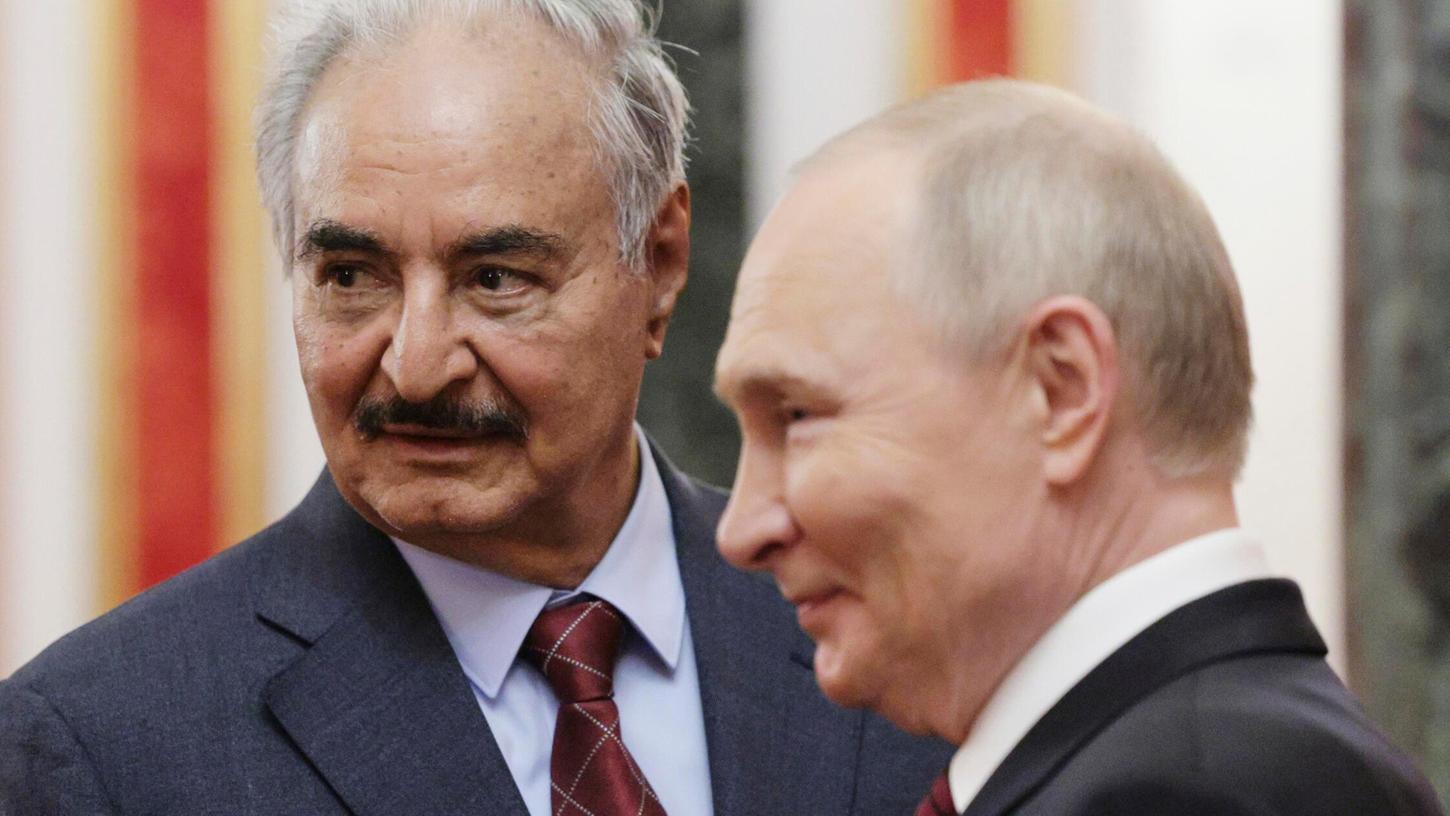 10.05.2025, Russland, Moskau: Der russische Präsident Wladimir Putin (r) und der Befehlshaber der libyschen Nationalarmee, General Chalifa Haftar, treffen sich im Kreml zu einem Gespräch. 10.05.2025, Russland, Moskau: Der russische Präsident Wladimir Putin (r) und der Befehlshaber der libyschen Nationalarmee, General Chalifa Haftar, treffen sich im Kreml zu einem Gespräch.