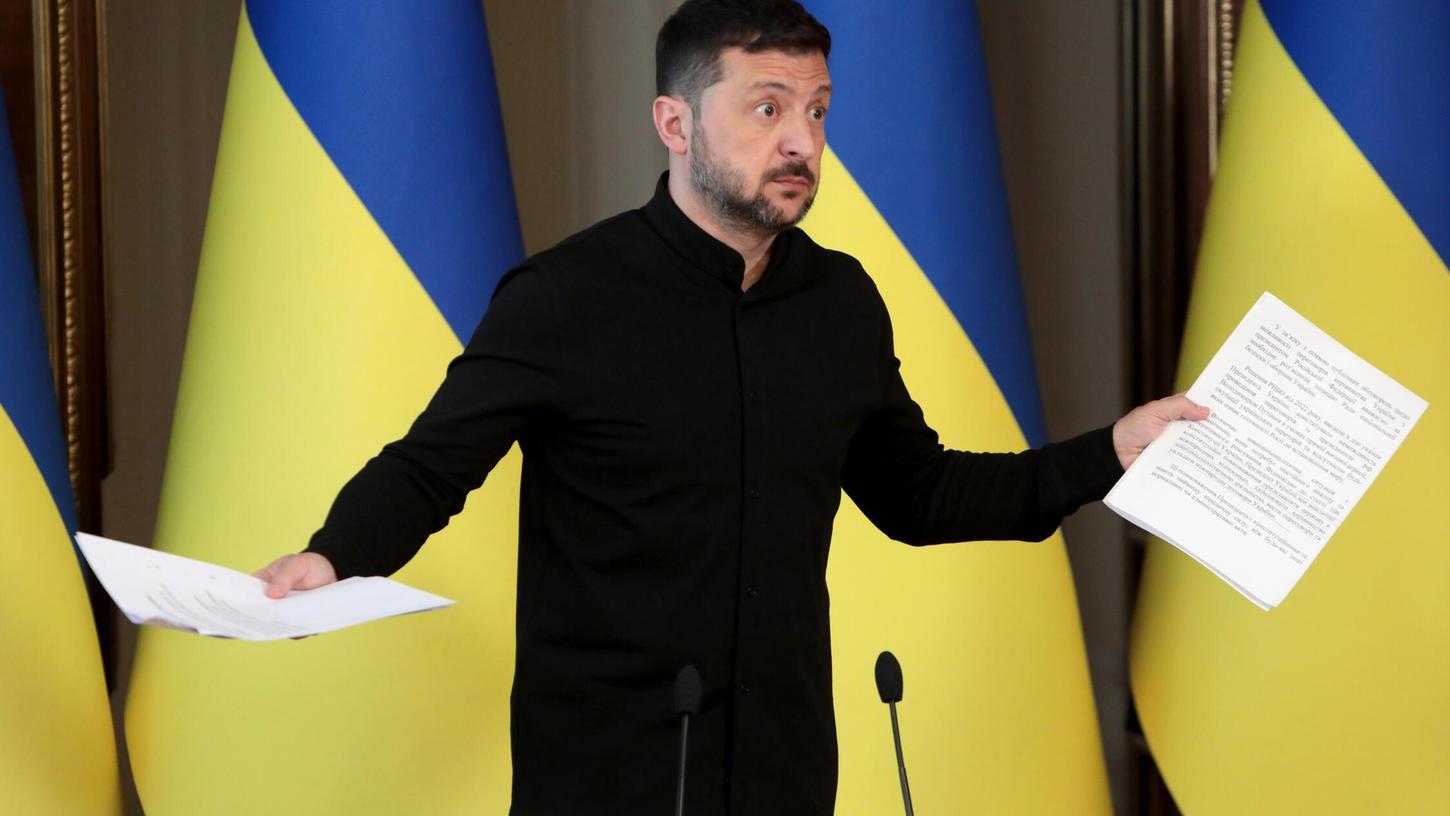 13.05.2025, Ukraine, Kiew: Der ukrainische Präsident, Wolodymyr Selenskyj, spricht zu Journalisten während einer Pressekonferenz. 13.05.2025, Ukraine, Kiew: Der ukrainische Präsident, Wolodymyr Selenskyj, spricht zu Journalisten während einer Pressekonferenz.