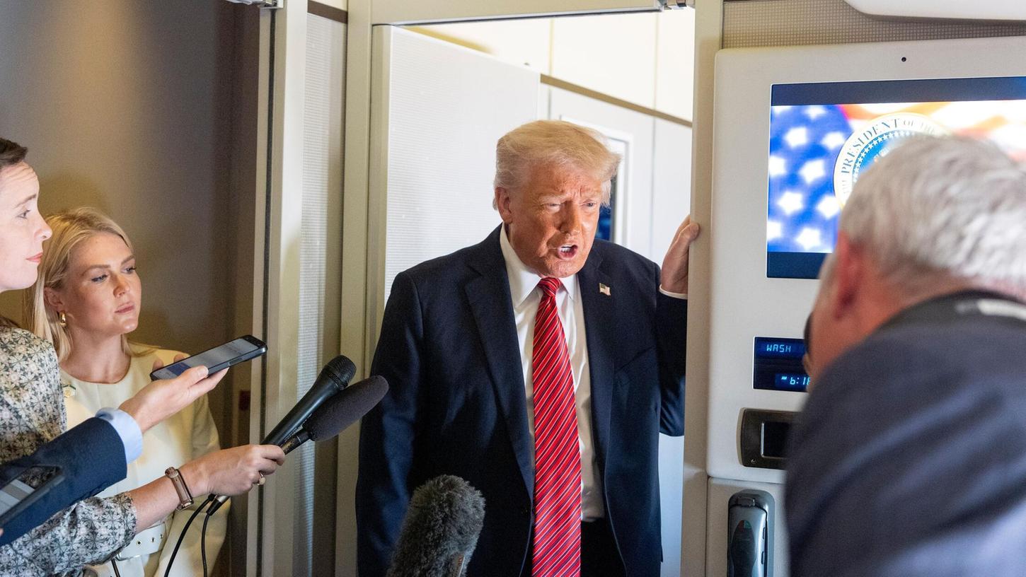 Präsident Donald Trump spricht zu Reportern an Bord der Air Force One auf dem Weg von Riad, Saudi-Arabien, nach Doha, Katar. Präsident Donald Trump spricht zu Reportern an Bord der Air Force One auf dem Weg von Riad, Saudi-Arabien, nach Doha, Katar.