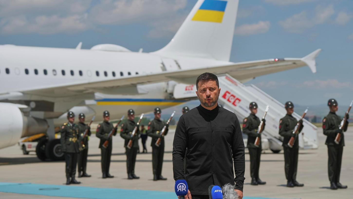 Ukraines Präsident Wolodymyr Selenskyj spricht mit Journalisten nach seiner Ankunft auf dem Flughafen Esenboga in Ankara. Ukraines Präsident Wolodymyr Selenskyj spricht mit Journalisten nach seiner Ankunft auf dem Flughafen Esenboga in Ankara.