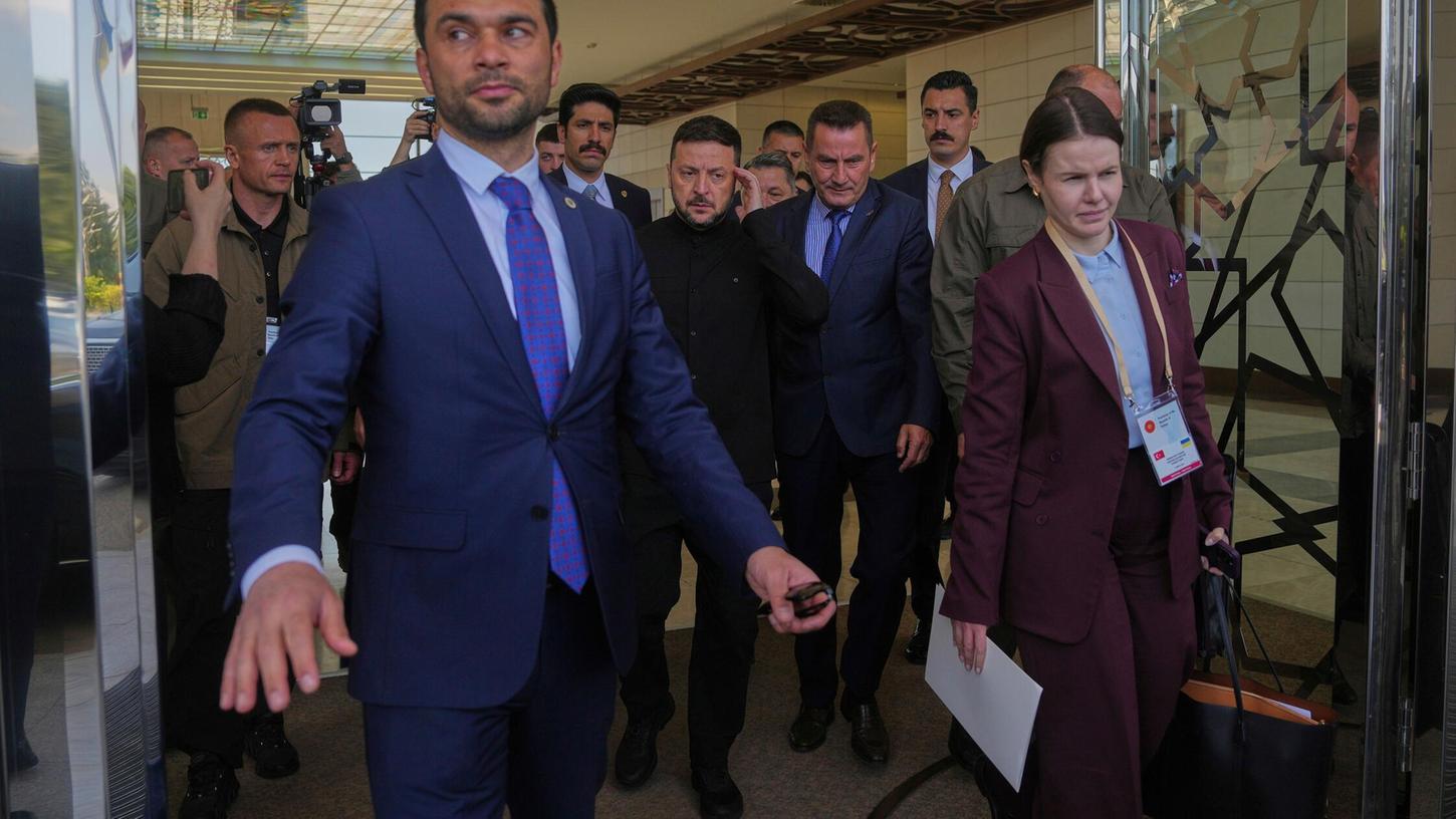 15.05.2025, Türkei, Ankara: Ukraines Präsident Wolodymyr Selenskyj verlässt nach seiner Ankunft den Flughafen Esenboga in Ankara. 15.05.2025, Türkei, Ankara: Ukraines Präsident Wolodymyr Selenskyj verlässt nach seiner Ankunft den Flughafen Esenboga in Ankara.