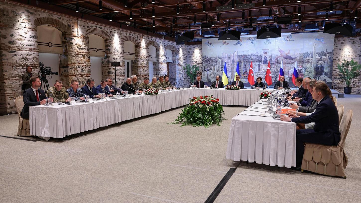 Delegationen der ukrainischen und der russischen verhandeln unter Vermittlung der Türkei im Istanbuler Dolmabahce-Palast. Delegationen der ukrainischen und der russischen verhandeln unter Vermittlung der Türkei im Istanbuler Dolmabahce-Palast.
