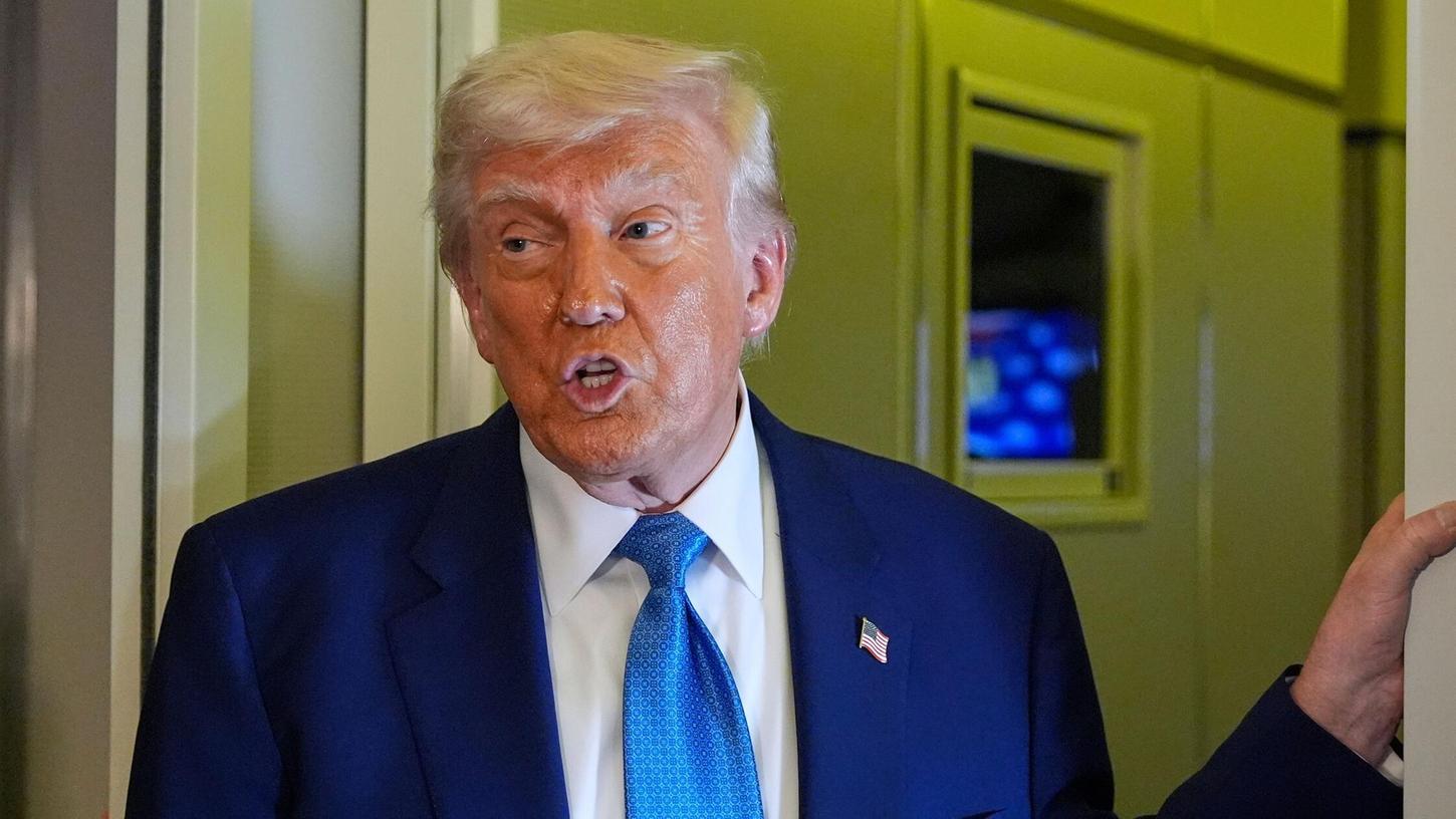 US-Präsident Donald Trump spricht in der Air Force One am Abu Dhabi International Airport vor dem Abflug. US-Präsident Donald Trump spricht in der Air Force One am Abu Dhabi International Airport vor dem Abflug.