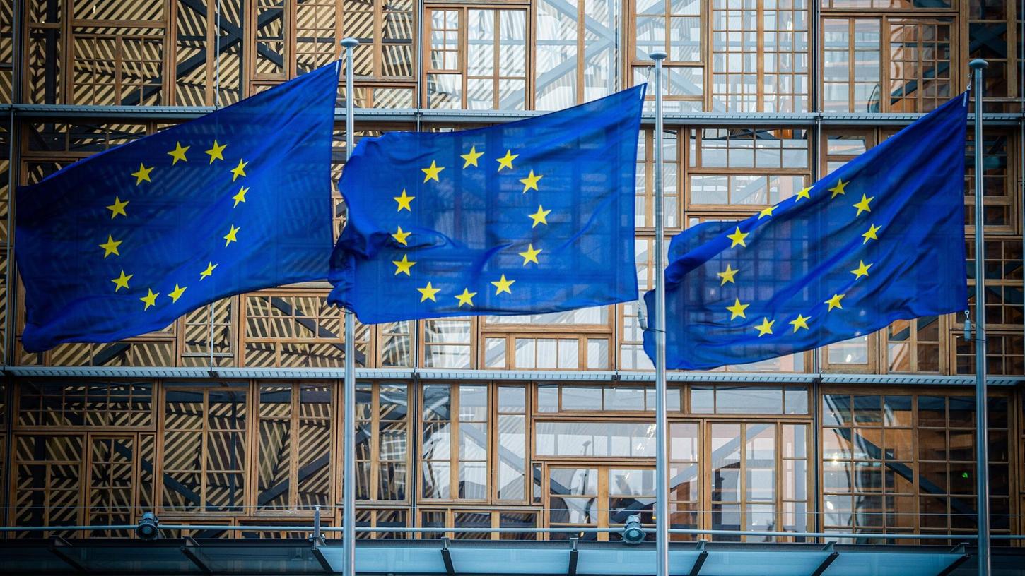 Flaggen der Europäischen Union wehen im Wind vor dem Europa-Gebäude (Symbolbild). Flaggen der Europäischen Union wehen im Wind vor dem Europa-Gebäude (Symbolbild).