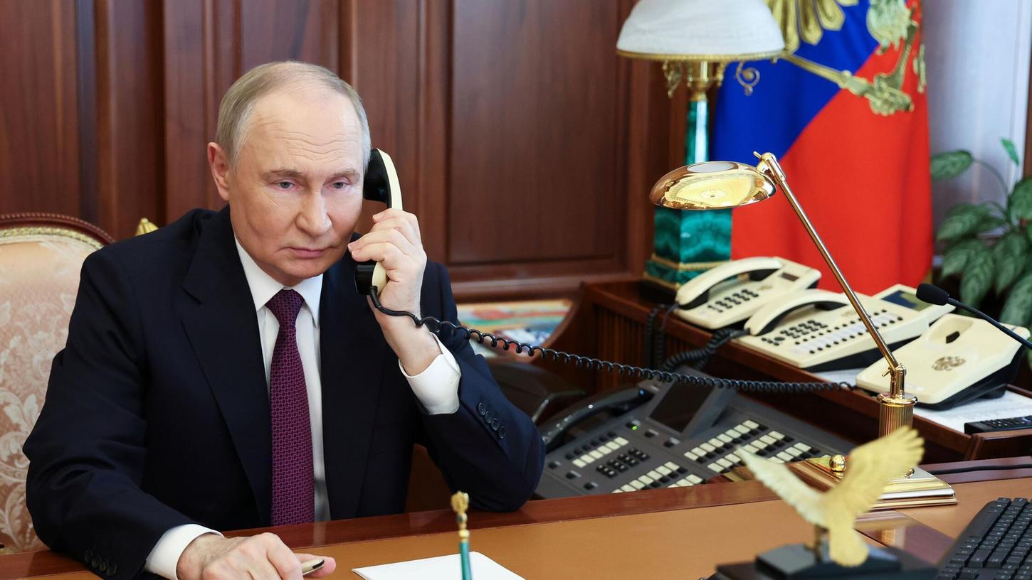22.05.2025, Russland, Moskau: Auf diesem von der staatlichen russischen Nachrichtenagentur Sputnik via AP veröffentlichten Foto spricht der russische Präsident Wladimir Putin mit Nikolai Wolobujew, dem Leiter des Belowskij-Bezirks der Region Kursk, der bei einem Drohnenangriff verletzt wurde. 22.05.2025, Russland, Moskau: Auf diesem von der staatlichen russischen Nachrichtenagentur Sputnik via AP veröffentlichten Foto spricht der russische Präsident Wladimir Putin mit Nikolai Wolobujew, dem Leiter des Belowskij-Bezirks der Region Kursk, der bei einem Drohnenangriff verletzt wurde.