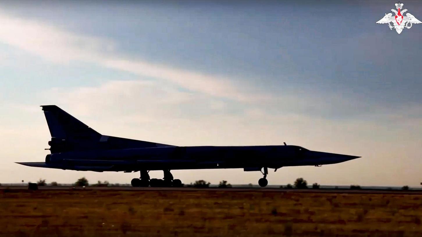 Dieses vom Pressedienst des russischen Verteidigungsministeriums veröffentlichten Foto zeigt einen Bomber Typ Tupolew Tu-22M der russischen Luftwaffe. Nach Angaben des Militärs üben die Langstreckenbomber im Rahmen einer Militärübung die Durchführung von Angriffen. Dieses vom Pressedienst des russischen Verteidigungsministeriums veröffentlichten Foto zeigt einen Bomber Typ Tupolew Tu-22M der russischen Luftwaffe. Nach Angaben des Militärs üben die Langstreckenbomber im Rahmen einer Militärübung die Durchführung von Angriffen.