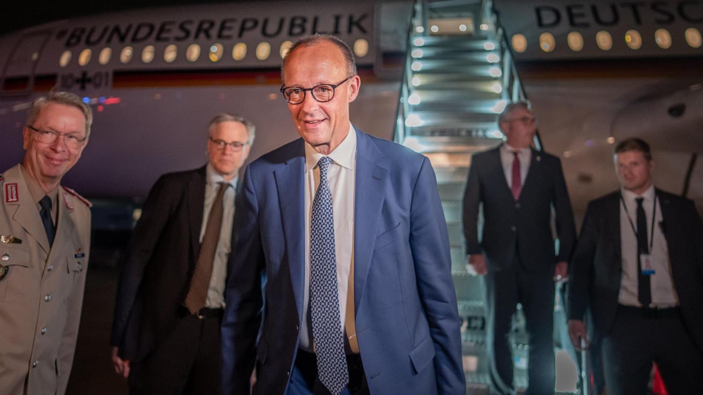 Bundeskanzler Friedrich Merz (CDU) steigt am Flughafen in Washington aus einem Flugzeug der Flugbereitschaft. (Symbolbild) Bundeskanzler Friedrich Merz (CDU) steigt am Flughafen in Washington aus einem Flugzeug der Flugbereitschaft. (Symbolbild)