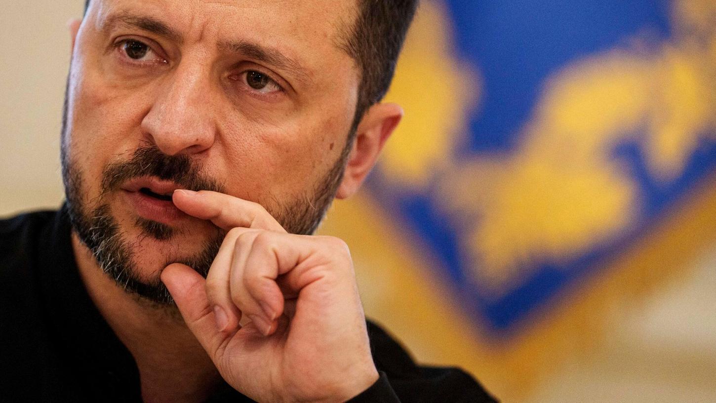 Wolodymyr Selenskyj, Präsident der Ukraine, spricht zu Journalisten während einer Pressekonferenz. Wolodymyr Selenskyj, Präsident der Ukraine, spricht zu Journalisten während einer Pressekonferenz.
