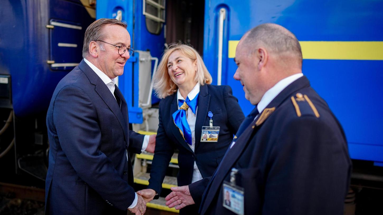 Boris Pistorius (SPD), Bundesminister der Verteidigung, wird auf dem Bahnsteig des polnischen Grenzbahnhofs Dorohusk von den Zugbegleitern des Nachtzugs für die Weiterreise in die ukrainische Hauptstadt Kiew begrüßt. Boris Pistorius (SPD), Bundesminister der Verteidigung, wird auf dem Bahnsteig des polnischen Grenzbahnhofs Dorohusk von den Zugbegleitern des Nachtzugs für die Weiterreise in die ukrainische Hauptstadt Kiew begrüßt.