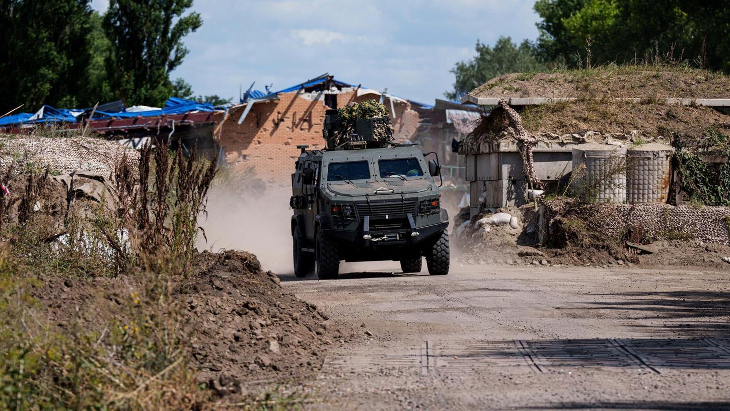 Ein ukrainisches Panzerfahrzeug fährt an der russisch-ukrainischen Grenze. Ein ukrainisches Panzerfahrzeug fährt an der russisch-ukrainischen Grenze.